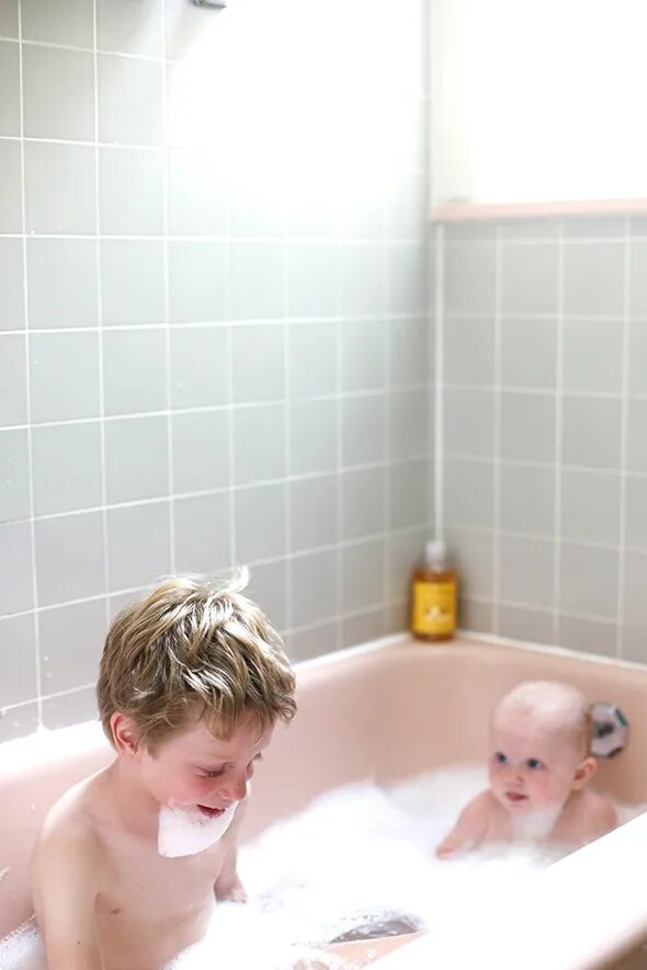 Me in the bath. Kids bath time мальчик. kids bath time девочки. with kids bath time обрезанные.