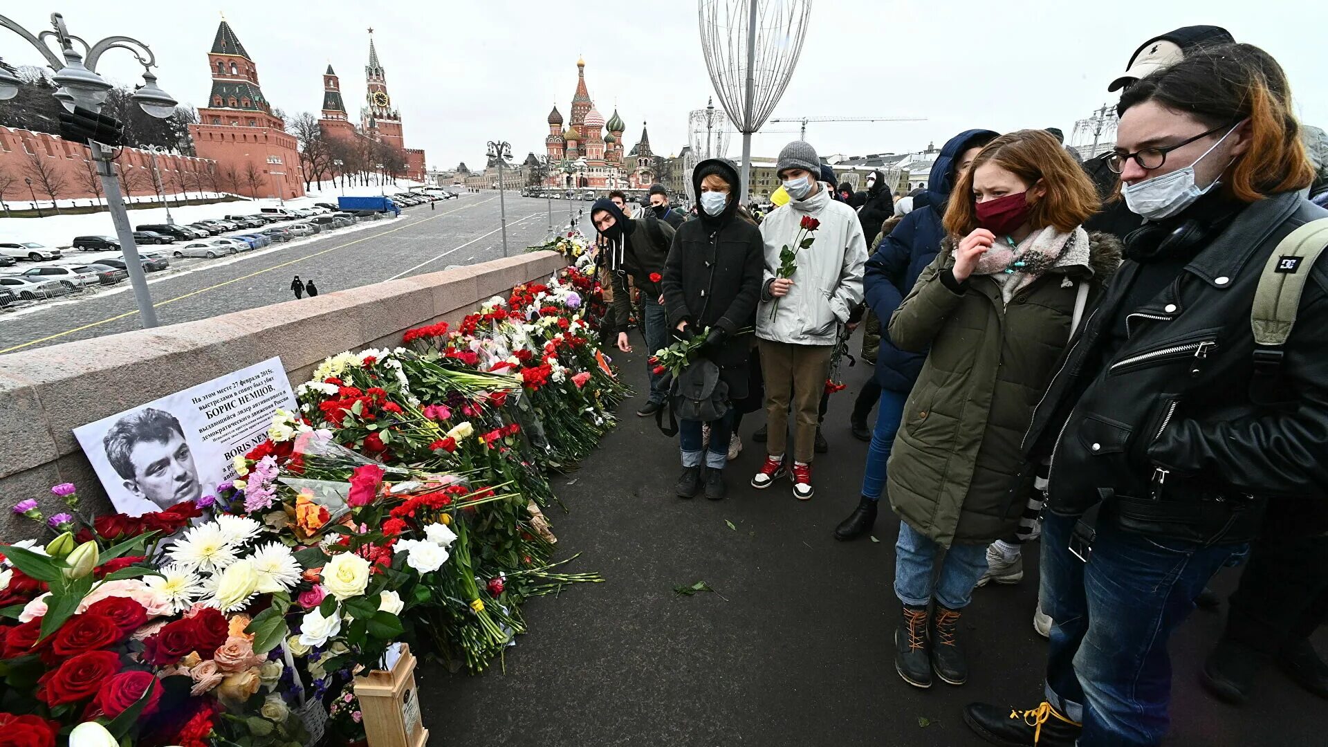 Последние данные о погибших в москве. Мемориал Борису Немцову на большом Москворецком мосту.