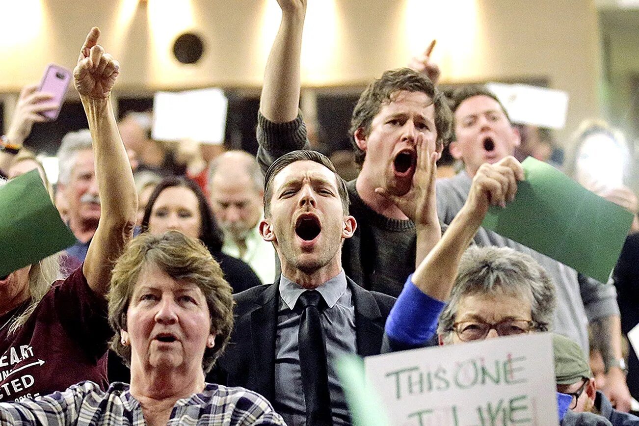 много людей кричат. много недовольных людей. человек факел. несколько грустных людей. протесты молодежи.