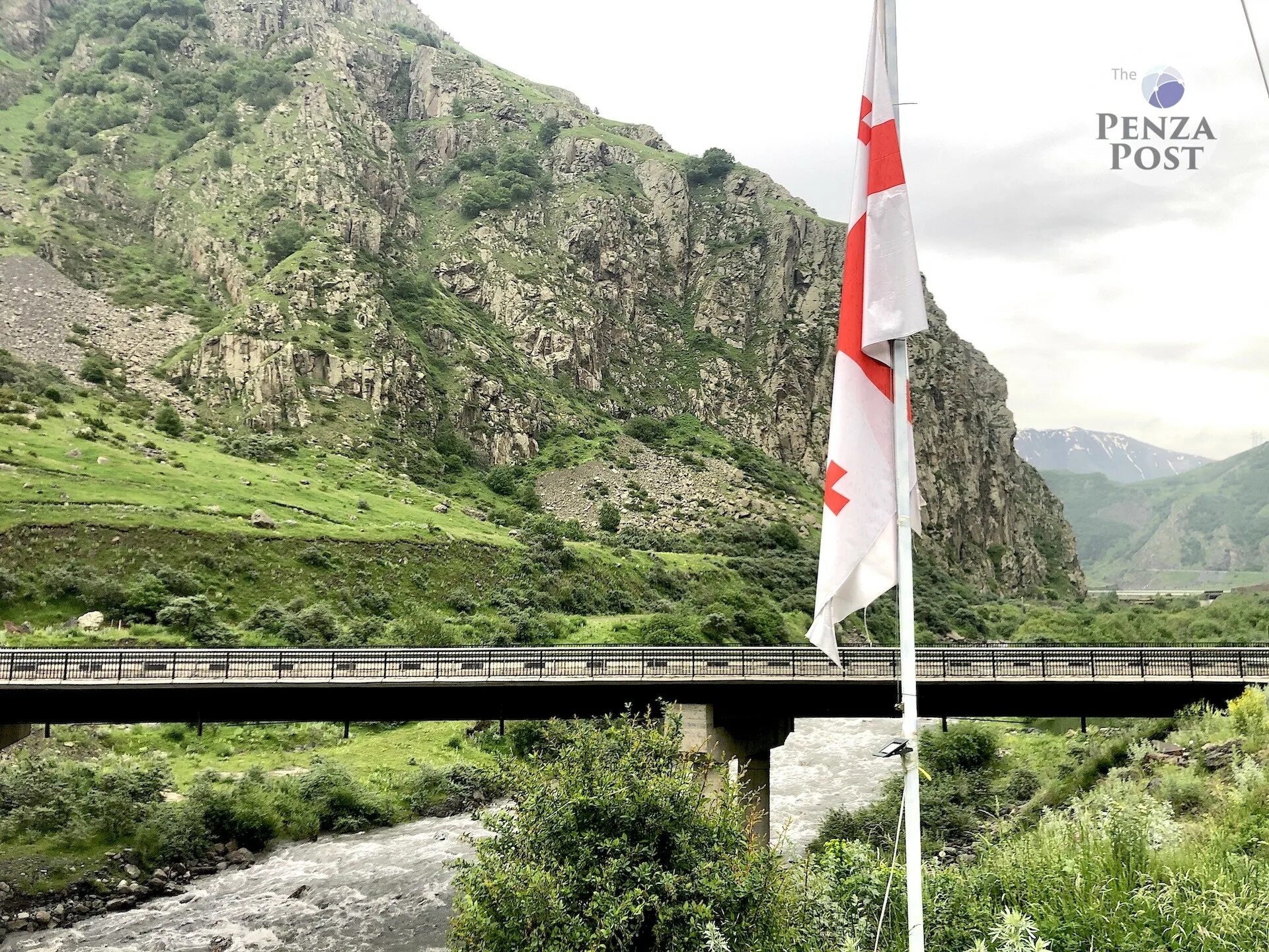 Общая сухопутная граница с грузией и азербайджаном. Сухопутная Грузинская граница. Дорога в Грузию сухопутная. Замок граница Грузии Никитино. Оранжевые скалы на границе Грузии.