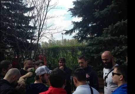 В кругу сидели 24 болельщика команд