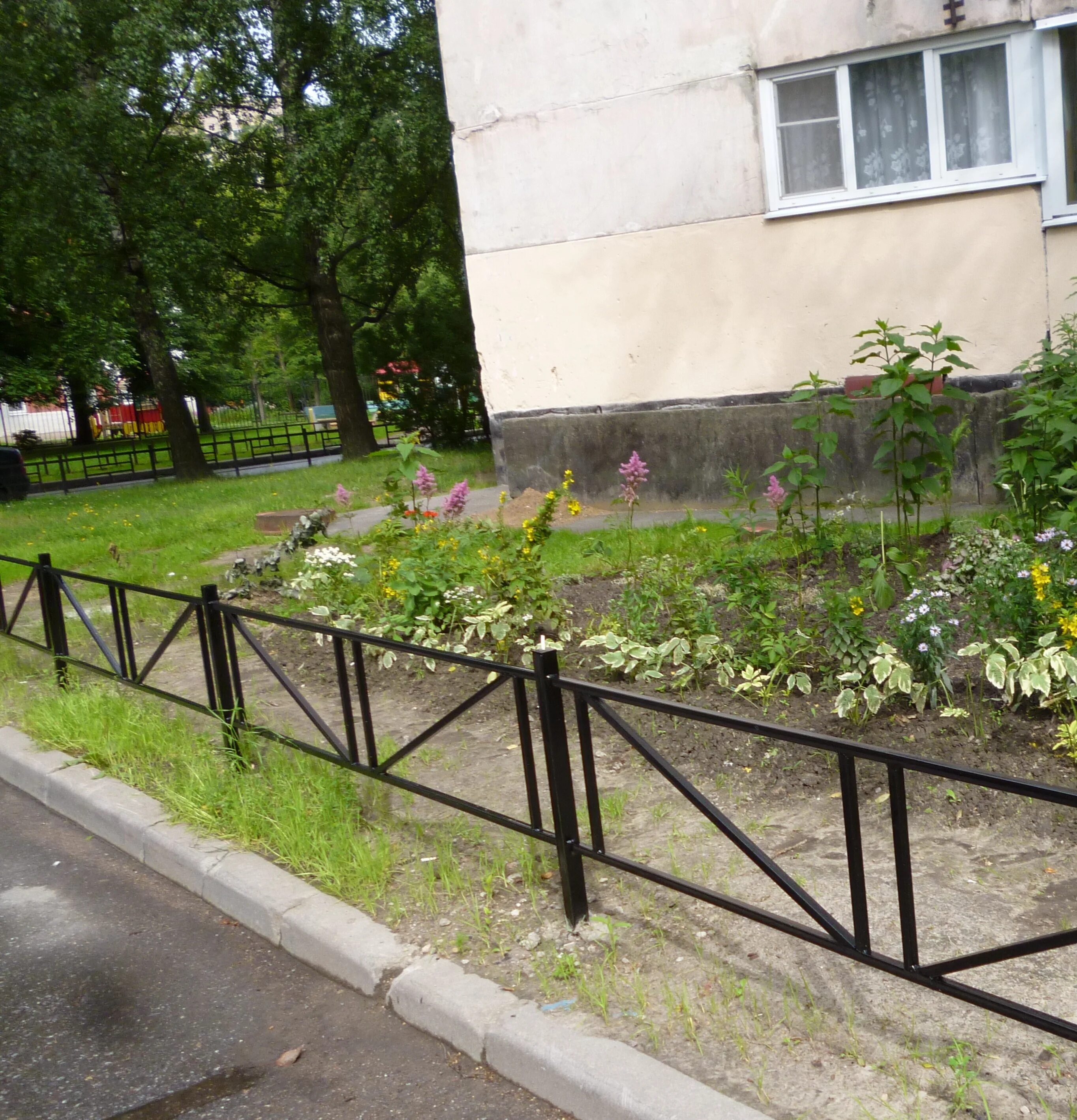 Ограждение дворов. Ограждение придомовой территории. Газонное ограждение. Ограждения для благоустройства. Металлическое ограждение придомовой территории.