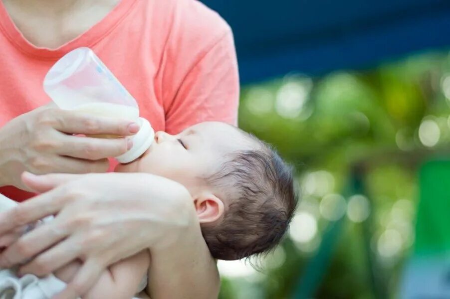 Мама кормит ребенка из бутылочки. Кормежка ребенка молоком матери. Кормление грудью картинки. Выкармливает детей молоком.