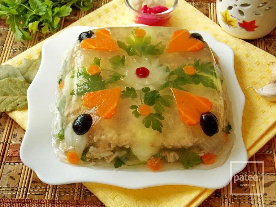 Заливное из свинины с желатином. Заливное из курицы. красивый холодец для праздника. блюда для подачи холодца. красивое оформление заливного.
