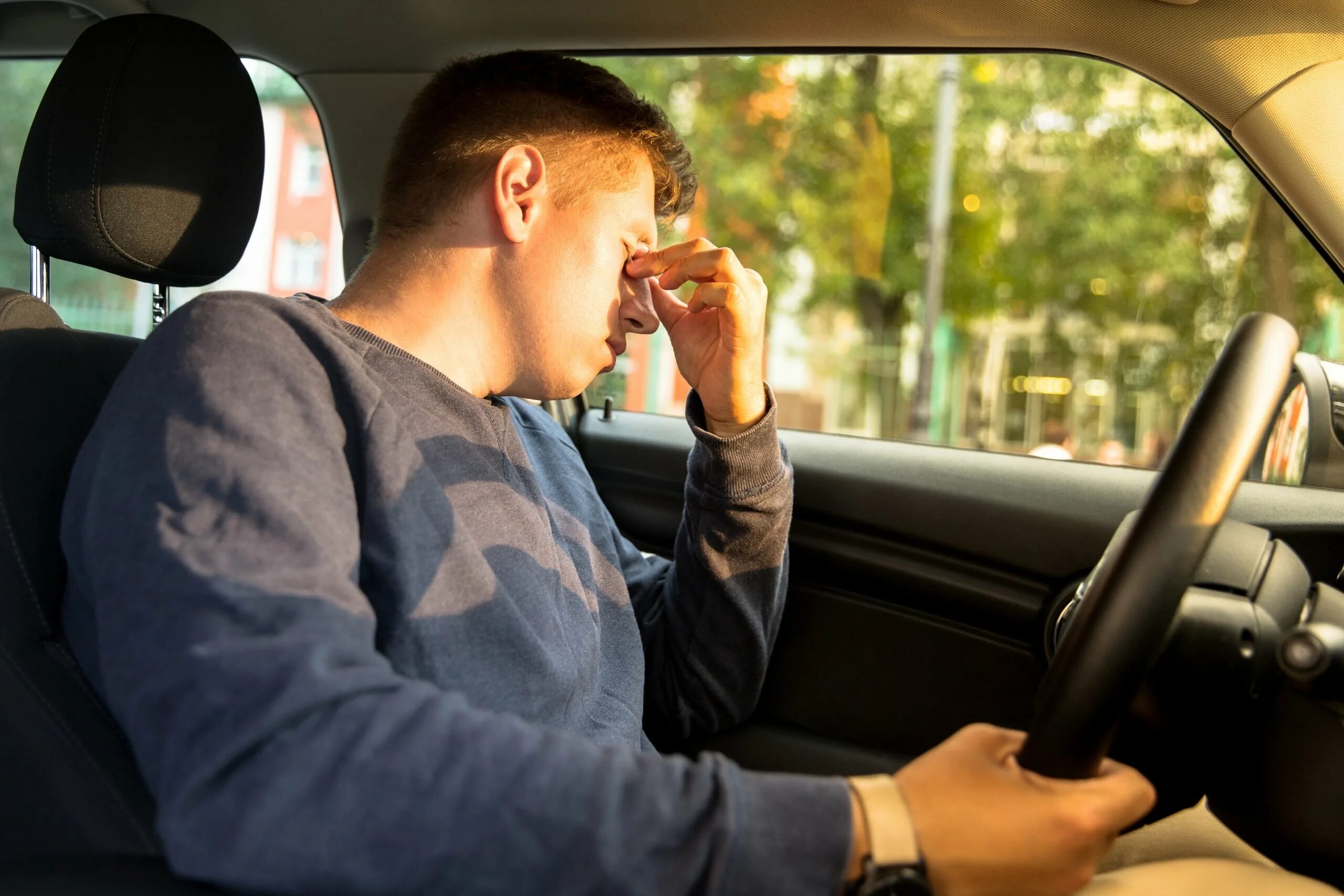 Drive a car sleep. Сонный водитель. Сонный водитель за рулем. Мужчина грустит за рулем. Машина эмоций.