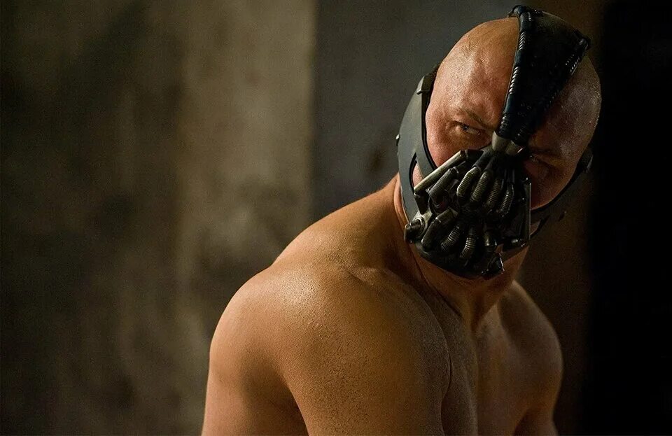 Tom hardy bane. человек в маске и капюшоне. мужик в маске. про мужика в маске. красивый мужчина в маске.