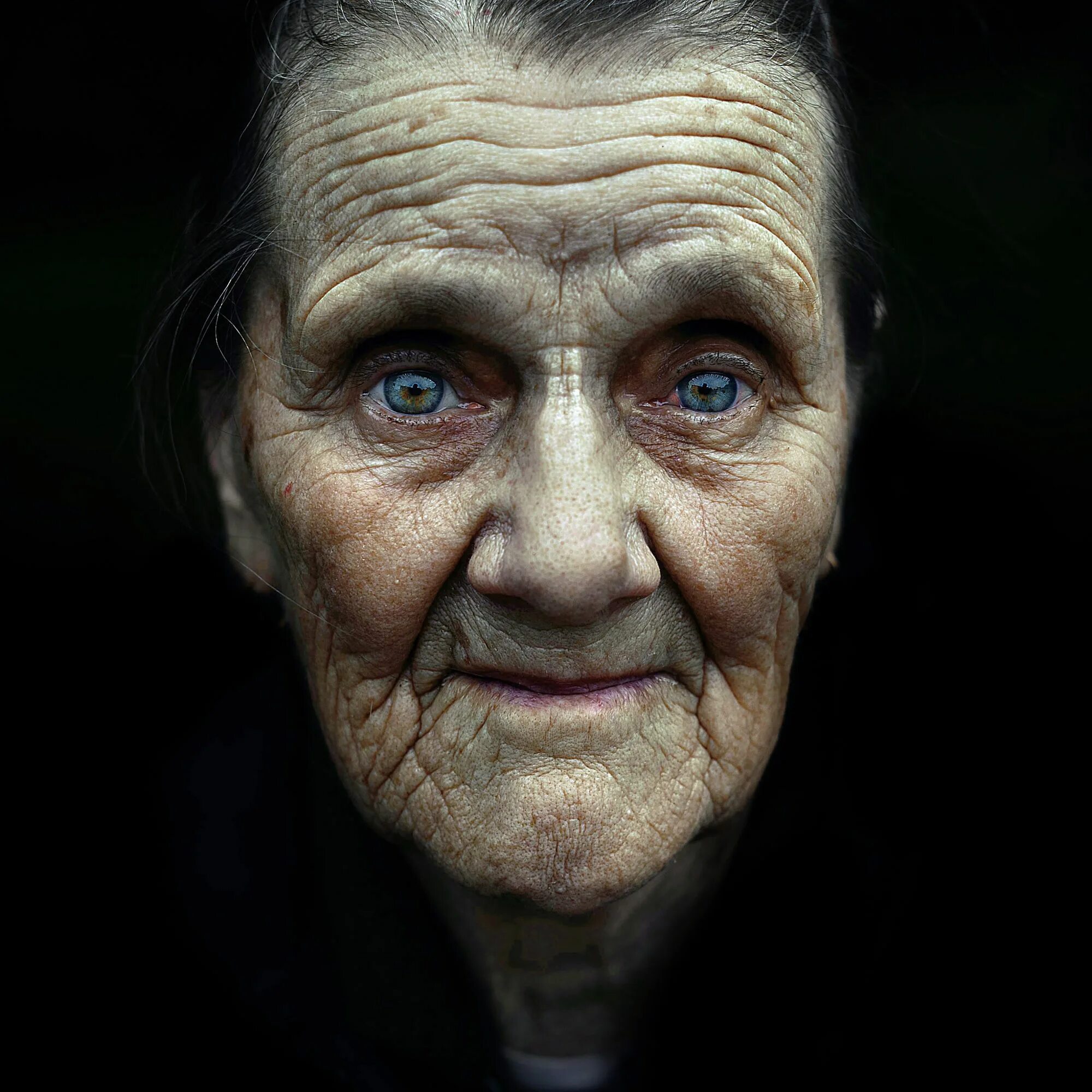 Старую старуху старик. Старческое лицо. Выразительный фотопортрет. Старик морщины. Портрет пожилой женщины.