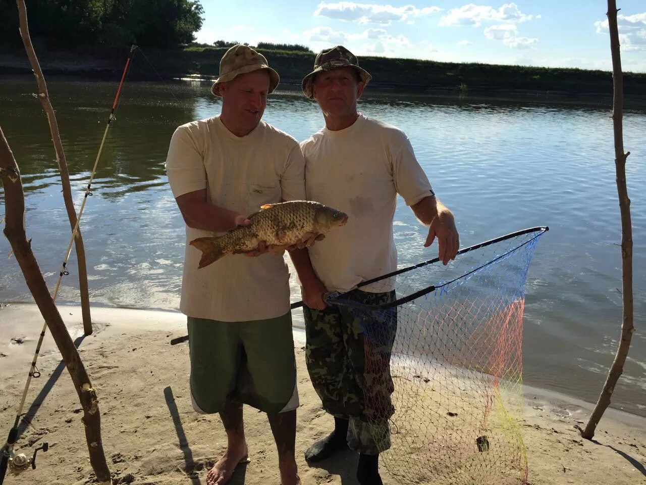 астрахань волга река рыбалка. рыба в волге. рыбалка на ахтубе. летняя рыбалка на волге на шмыгалки видеоролики. волга рыболовы.
