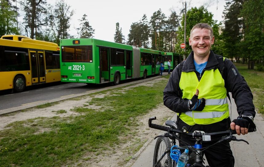 Нужно ли платить в автобусе за велосипед. Вело автобус. велосипед в автобусе. автобус и велосипедист. автобус на велосипедной тяге.