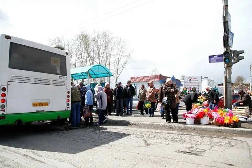 Номера автобусов до кладбища. Автобус до кладбища. Автобус на родительский день. Кладбище автобусов. Омск автобусы до кладбища.