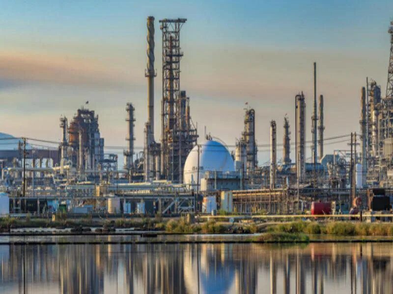 Нефтеперерабатывающие заводы обычно располагаются в крупных морских. Нефтеперерабатывающие заводы обычно располагаются в крупных морских