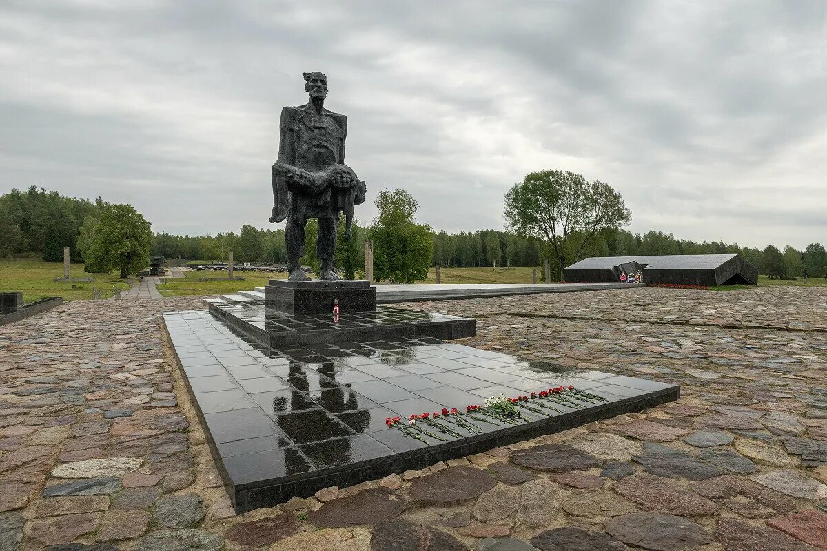 Хатынь мемориальный комплекс. Белоруссия мемориальный комплекс Хатынь. Мемориал Хатынь в Белоруссии. Деревня Хатынь мемориальный комплекс.