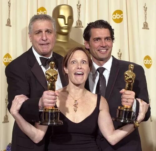 Шарлиз терон оскар. Премия оскар 2004. Лучший фильм оскар 2004. Шон пенн оскар 2004. Говард шор.