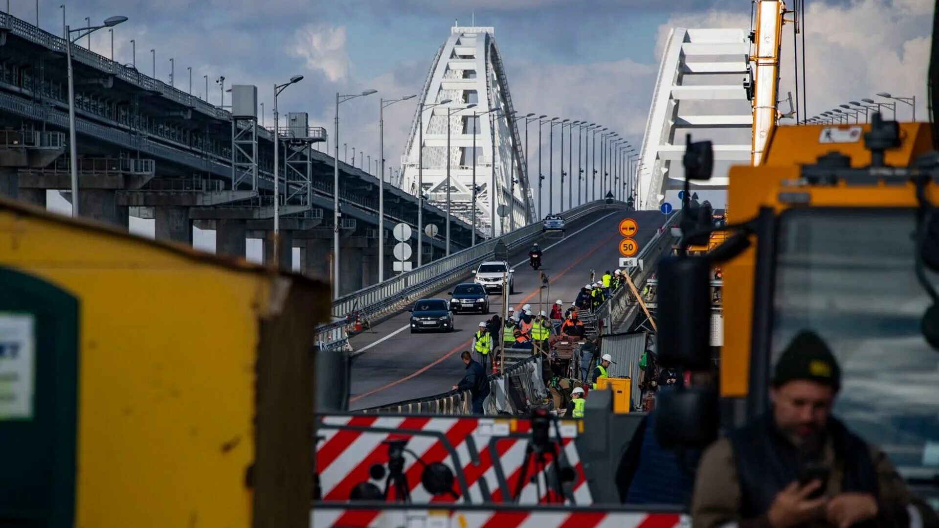 Крымский мост сейчас работает в настоящее время. Крымский мост пробки 2025. крым мост. фура крымский мост. взрыв моста.
