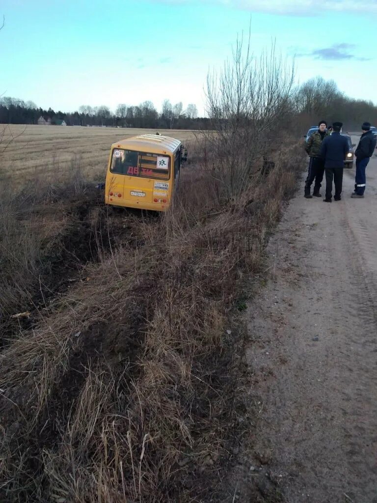 Ретюнь Лужского района. ПАЗ В кювете. Ушел в кювет. Школьный автобус Киево кювет.