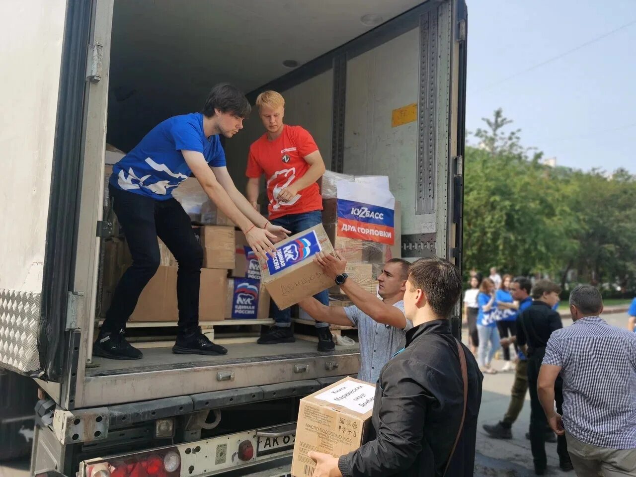 Горловка помощь. Кузбасс донбассу гуманитарная помощь. гуманитарный груз. гуманитарная помощь. гуманитарная помощь картинки.