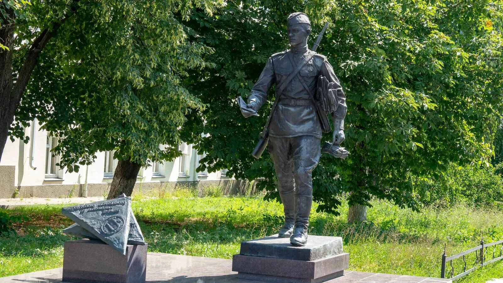 Памятник фронтовому почтальону в Воронеже. Памятник военному почтальону в Воронеже. Памятники Воронежа памятник почтальона Воронеж. Военный почтальон проспект революции памятник Воронеж. Пам 3 4