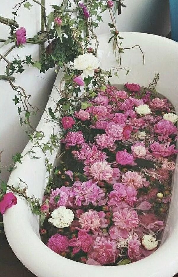 Розы в ванну с холодной водой. Цветы в ванной. Ванна с цветами. Ванна с розами. Букет цветов в ванной.