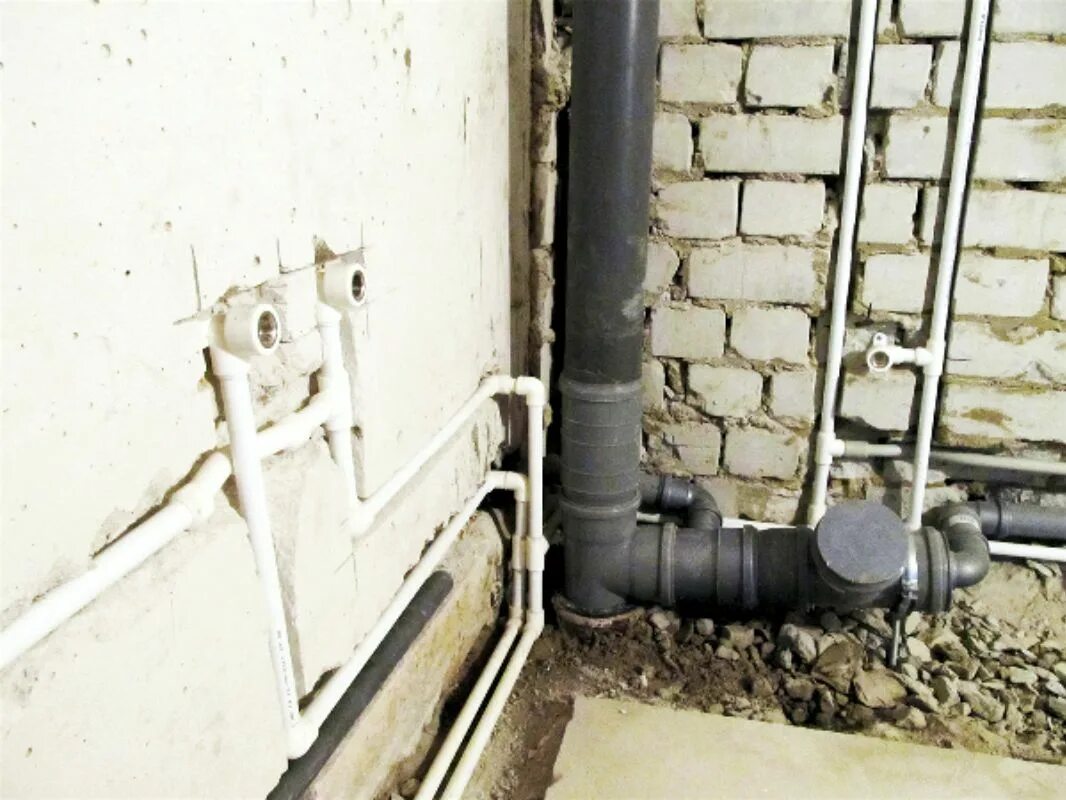 Провести воду в ванной. Прокладка канализации в стене. Пластиковые трубы для водопровода в ванной. Канализационная труба в квартире. Прокладка труб в ванной.