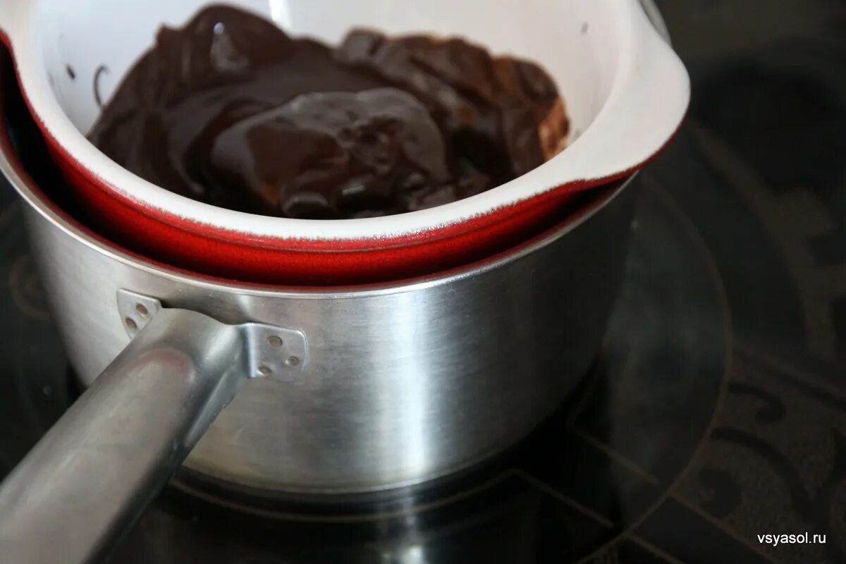 Водяная баня для шоколада. Паровая баня для шоколада. Растопить шоколад на водяной бане. Растопленный шоколад.