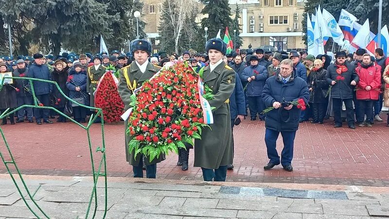 Митинг посвященный дню международной солидарности. Факел для зажжения вечного огня. Луганск возложение цветов к памятнику 9 мая. Сценарии митинга у памятника. Митинг школьников 9 мая.