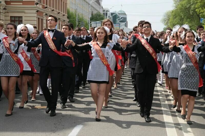 207 выпускников школ города н собираются учиться. Выпускной в школе. Выпускники школы. Школьники выпускной. Школьники выпускники.