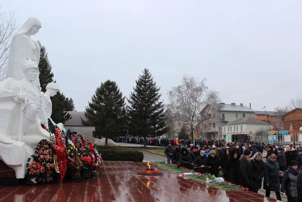 Погода с северное александровский район ставропольский. Памятники село Александровское Ставропольский край. Монумент Александровское Ставропольский край. Площадь села Александровское Ставропольский край. Центр села Александровского Ставропольского края.