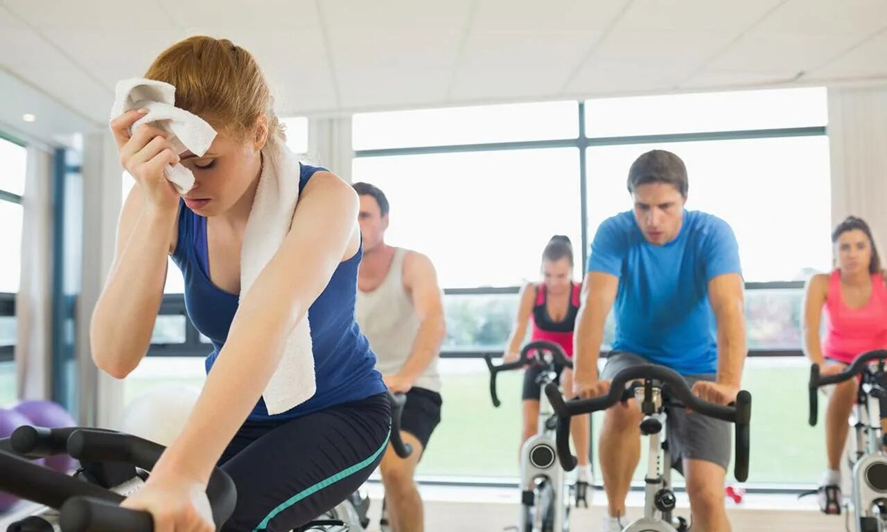 Заниматься спортом. Почему подростки выбирают фитнес. Аэробные упражнения в тренажерном зале. Тренажерный зал. Спортзал с какого возраста.
