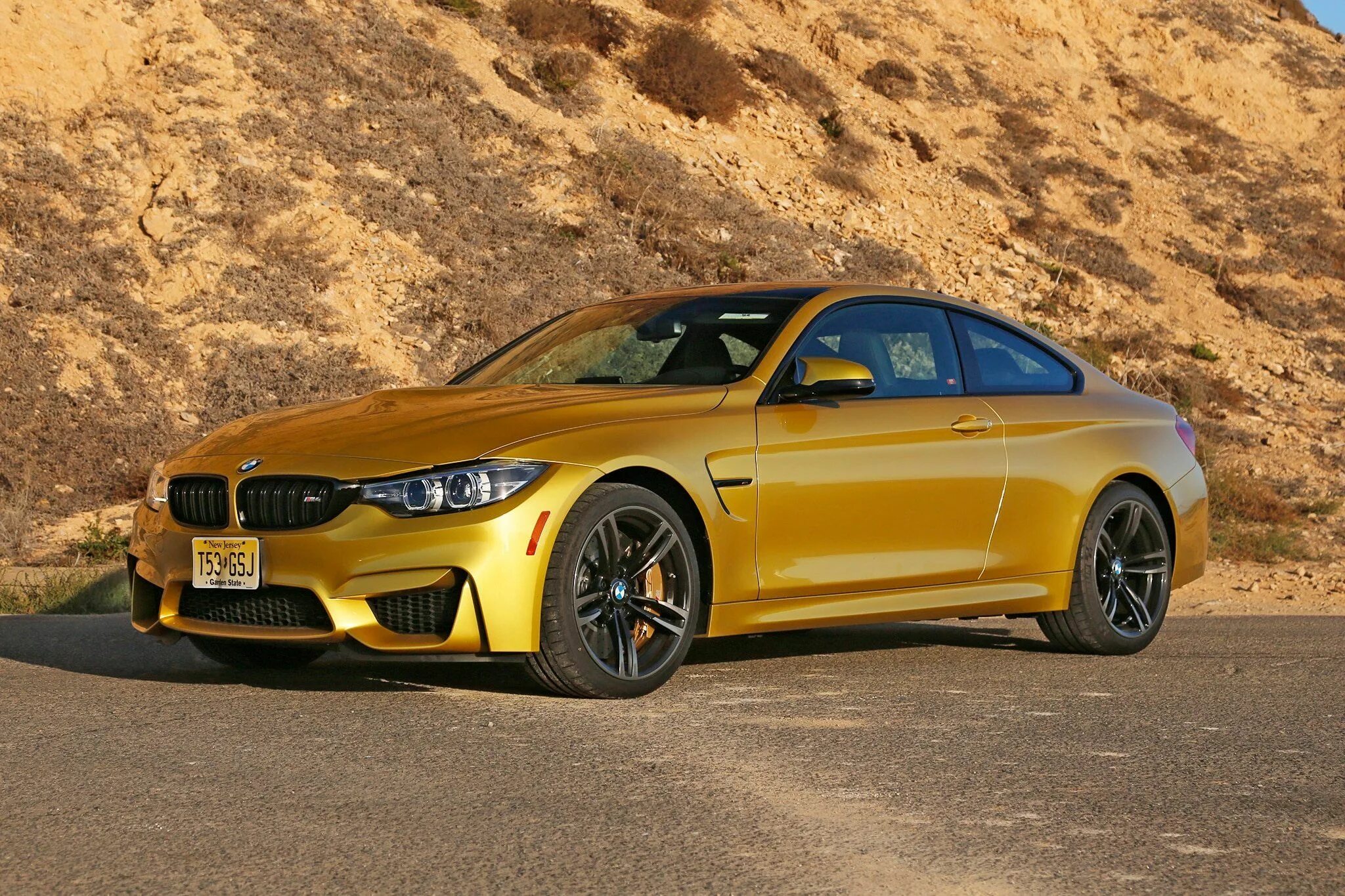 Бмв м4 2021 цена. BMW m4 Coupe 2022. BMW m4 2018. БМВ м4 2022. BMW m4 Coupe 2018.