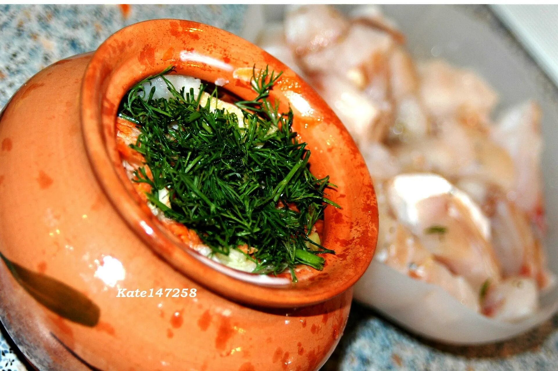 Рыба в горшочках в духовке. Судак с картошкой в горшочке. Уха в горшочке. Судак в горшочке. Судак с картошкой в горшочке.