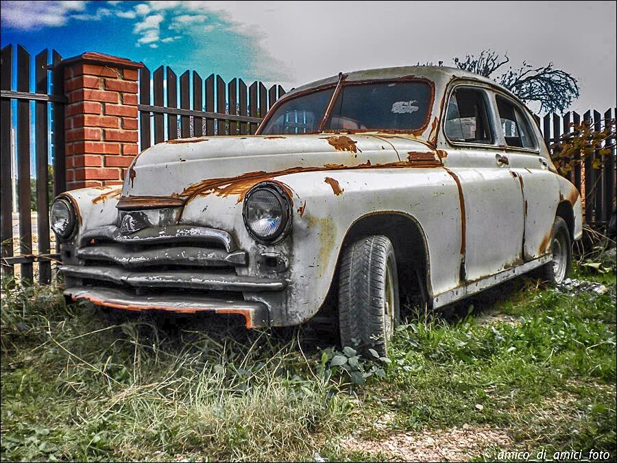 Ржавый очень. Старый ржавый автомобиль. очень старые машины. ржавые ретро автомобили. победа автомобиль ржавый.