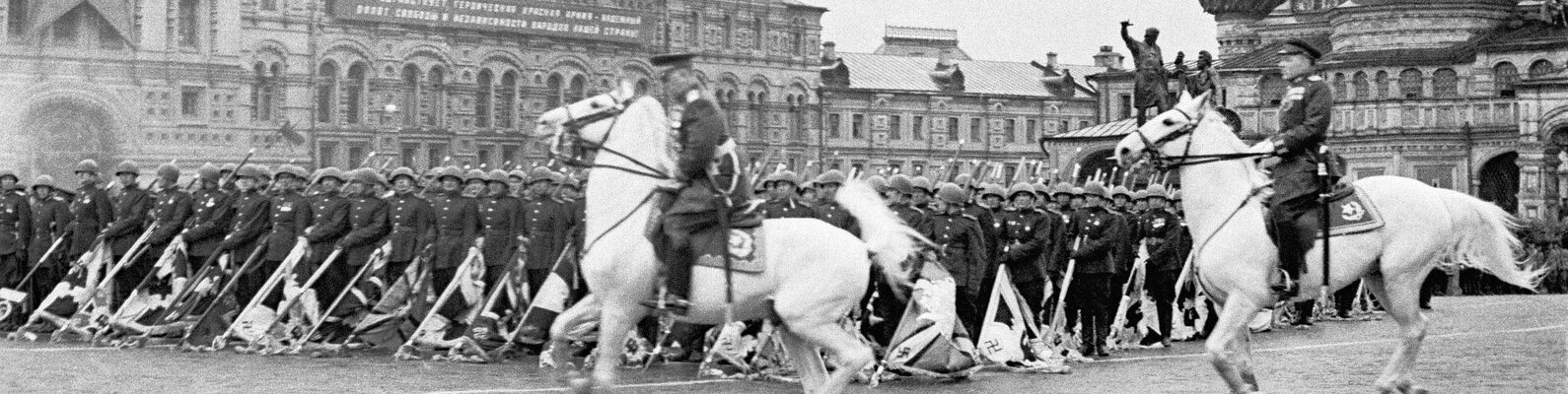 Маршал Рокоссовский на параде Победы 1945. Жуков на параде Победы 1945. Маршал Жуков на параде Победы 1945. Рокоссовский парад