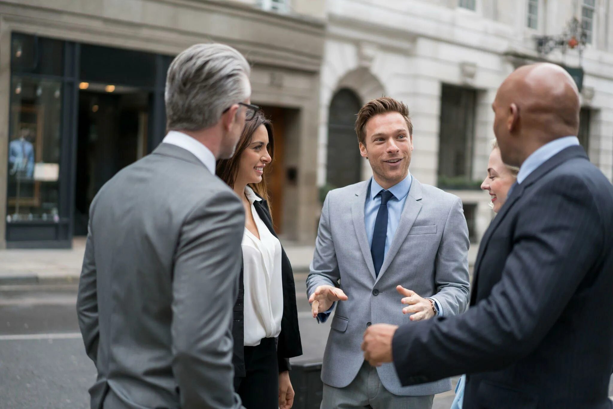 Бизнесмены лондона. Предприниматели великобритании. Бизнесмен повешевшийся в лондоне. Бизнесмен лондон. Бизнес в великобритании.