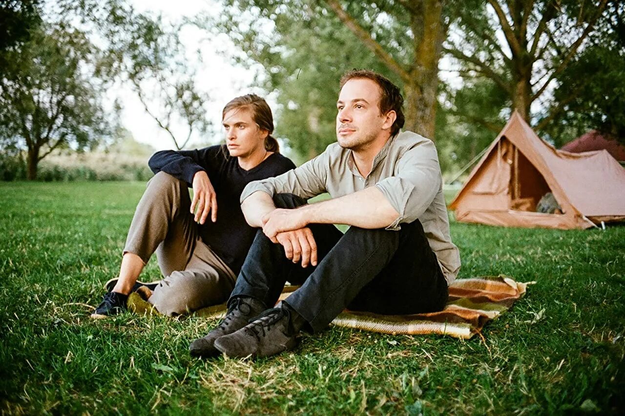 Два человека стоят и разговаривают. Финка вихия хемингуэй. Adam ve. Adam ve. Кейси аффлек.