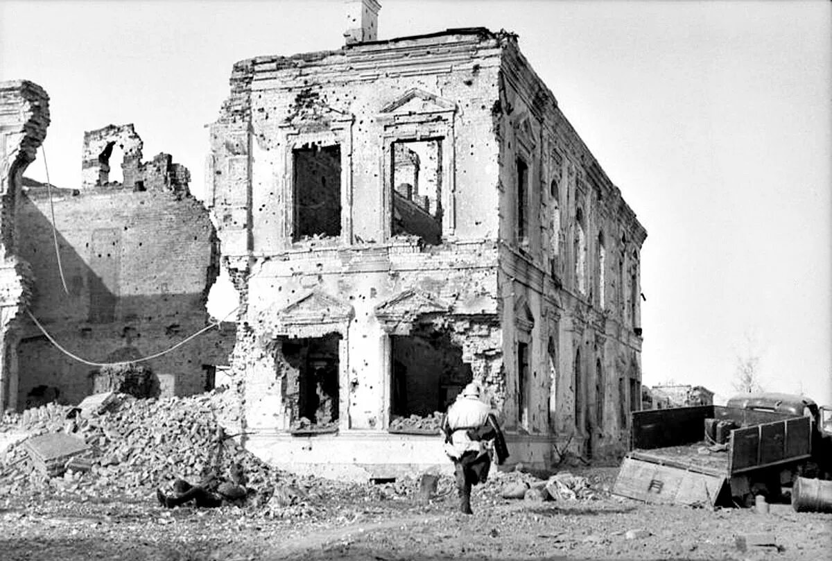 Разрушенные дома войной. Белгород 1942 разрушенный. Разрушенный дом на войне 1941. Разрушенные здания после войны 1945. Разрушенные здания в годы войны 1941-1945.