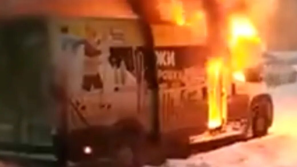 Каким цветом горел маршрут номер 19. В Барнауле загорелся автобус. Украина сгорел автобус на остановка 2014. Машина врезалась в автобус Барнаул.