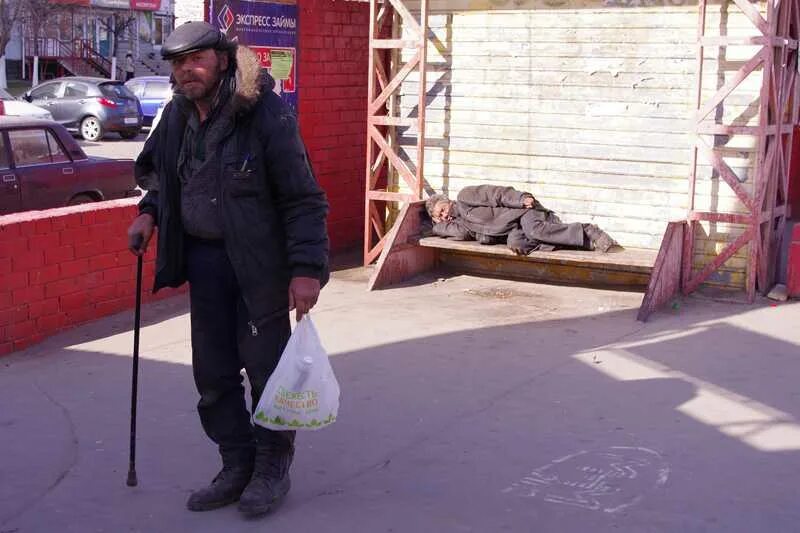 Блогерша лапа хапа с бомжами. Бомж Мишаня с Павелецкого вокзала. Бомж Мишаня на Павелецкой. Бомжи на Павелецком вокзале.