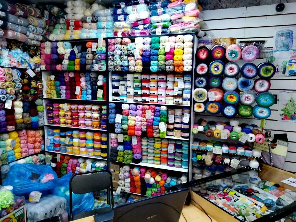 пряжа на победе. выкладка пряжи. пряжа победы магазин. стеллажи для магазина пряжи. магазин пряжи пр победы.