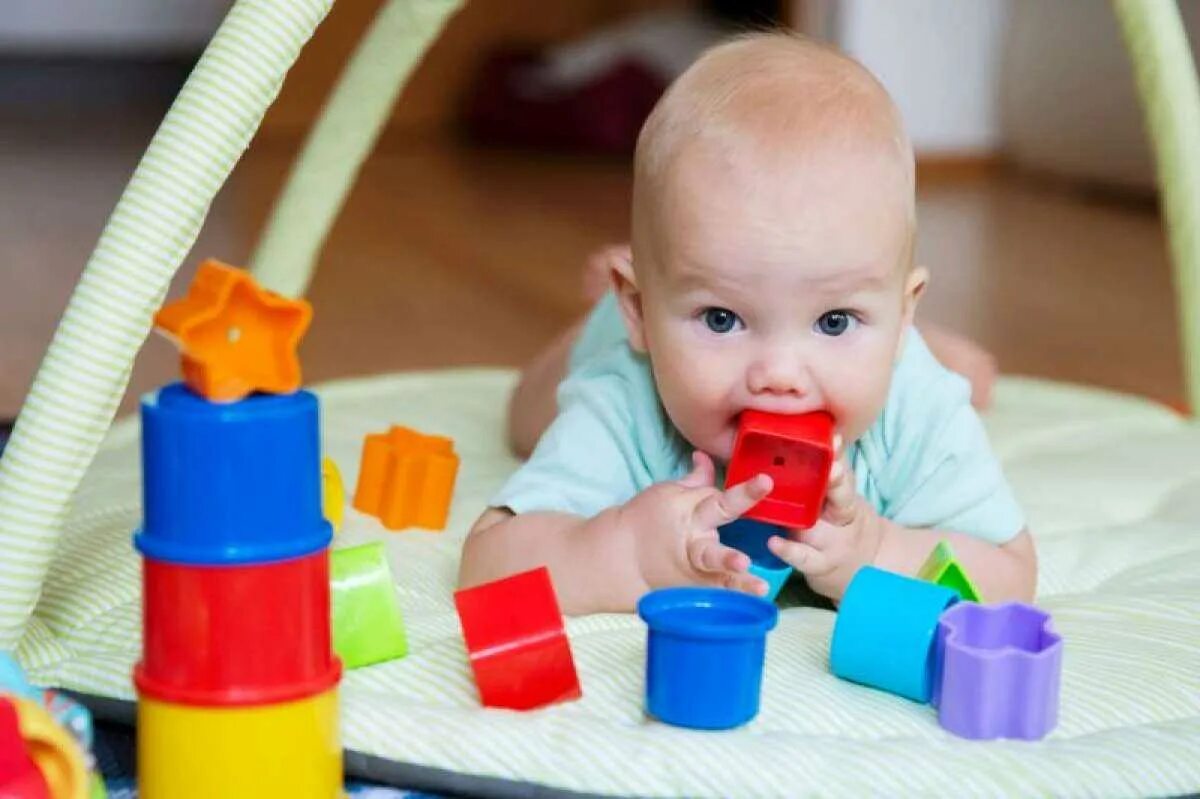 Ребенок год и 5 месяцев развитие. Игрушки для детей раннего возраста. Игрушки для малышей 6 месяцев. Игрушки для детей до 1 года. Игрушки для полугодовалого ребенка.
