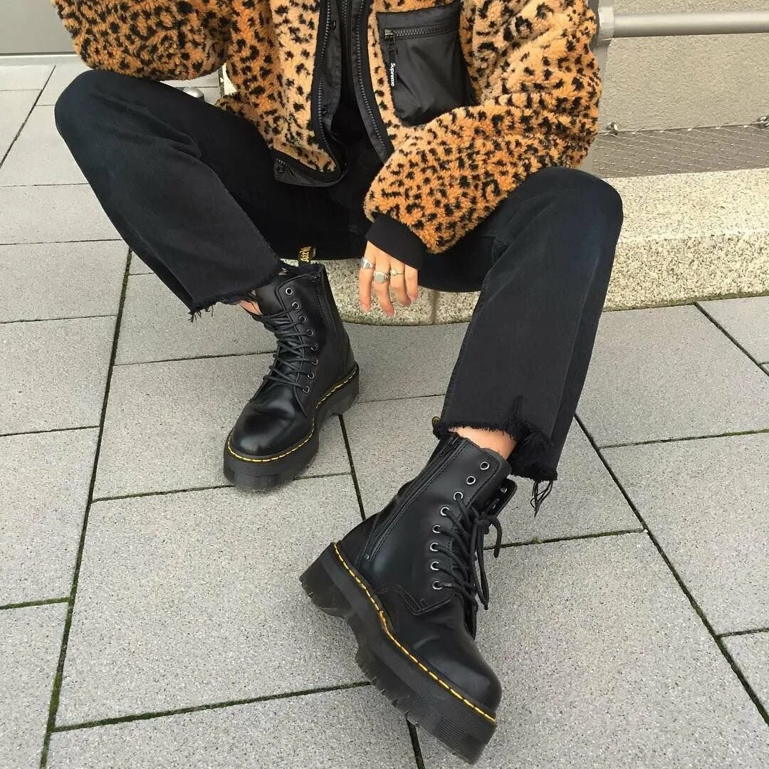 Образ ботинки. Стиль доктор Мартинс. Ботинки Мартинс осень 2022. Dr Martens 1460 outfit. Dr Martens 1460 лук.