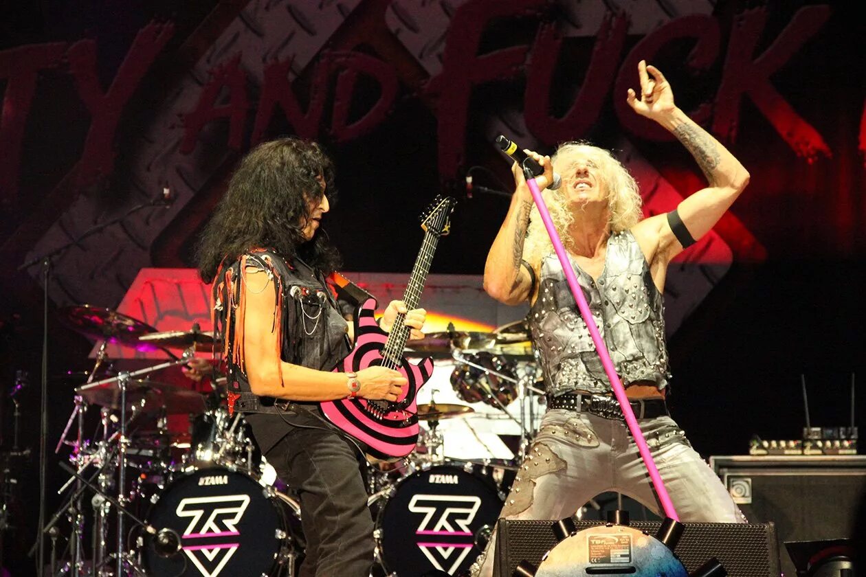 Twister sisters. Twisted sister. Группа Твистед систер. Группа Twisted sister сейчас. Twisted sister 1972.