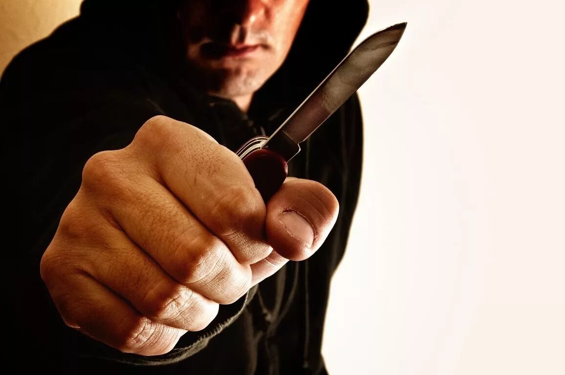 Угрожал убийством ножом