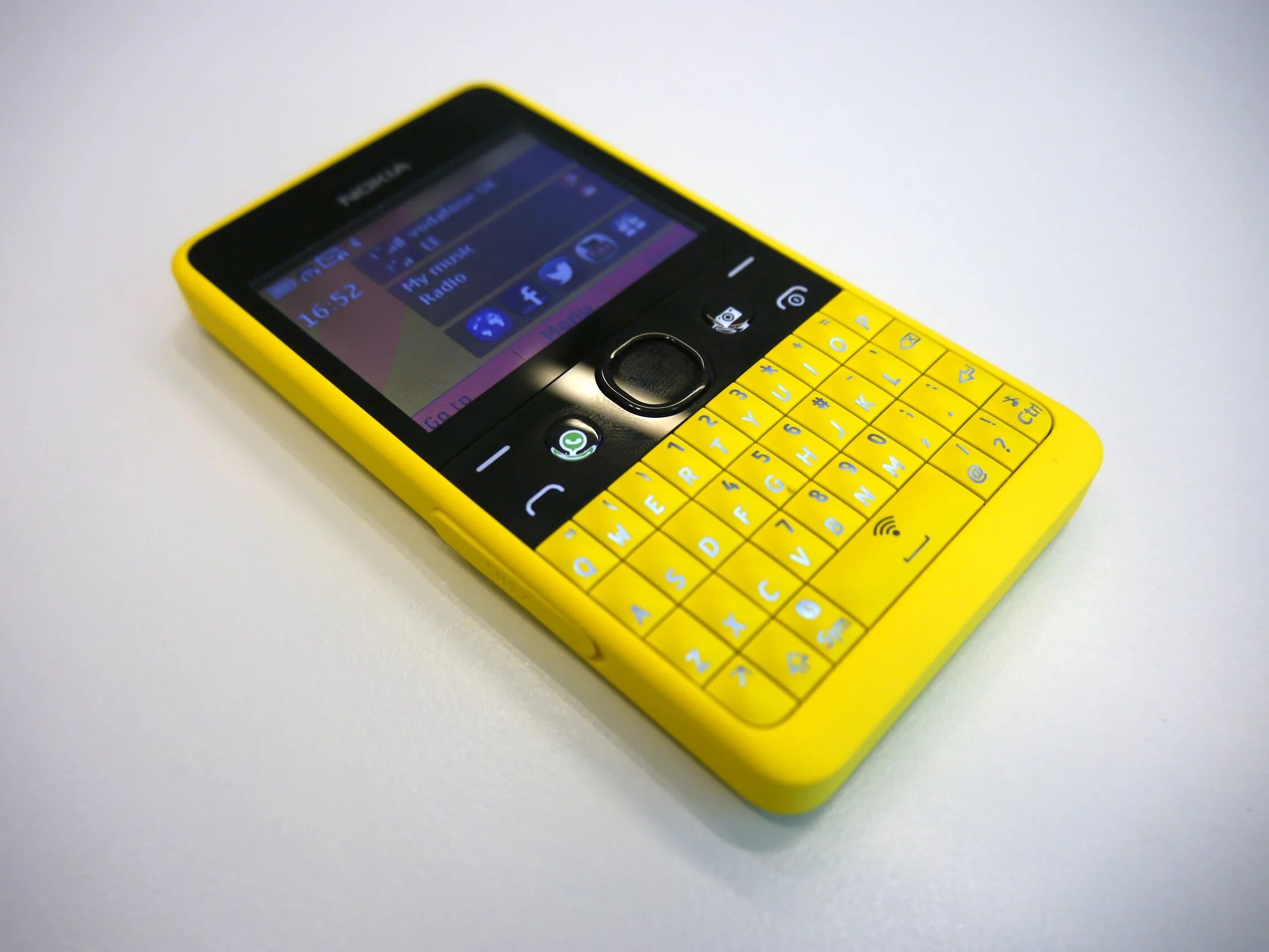 Купить простой кнопочный телефон. Нокиа Asha 210. Nokia Asha 210 Dual SIM. Nokia Asha 210 Yellow. Nokia Asha 210 QWERTY Phone.