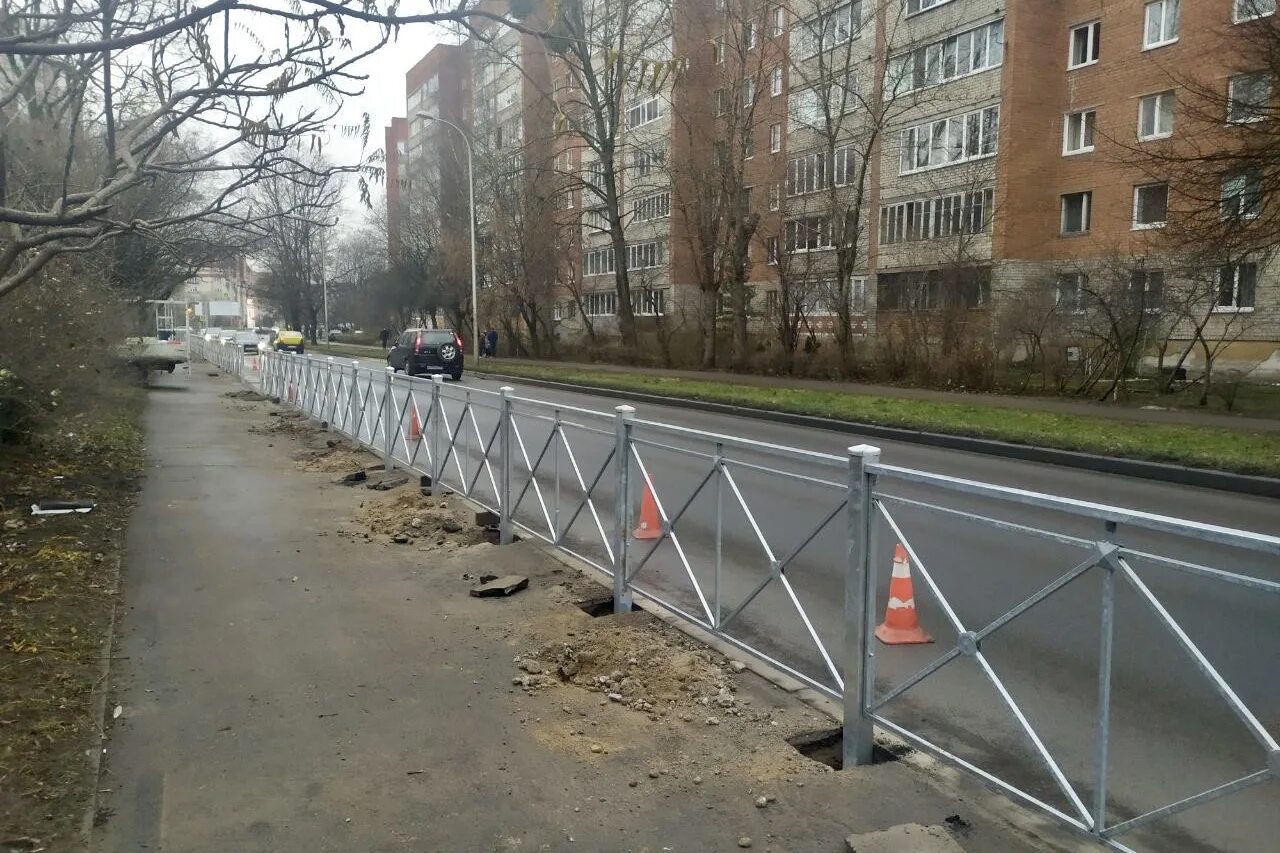 Вдоль форум. Ограждение вдоль дороги. отсутствие пешеходных ограждений. пешеходные ограждения устанавливаются. ограждение вдоль улиц.