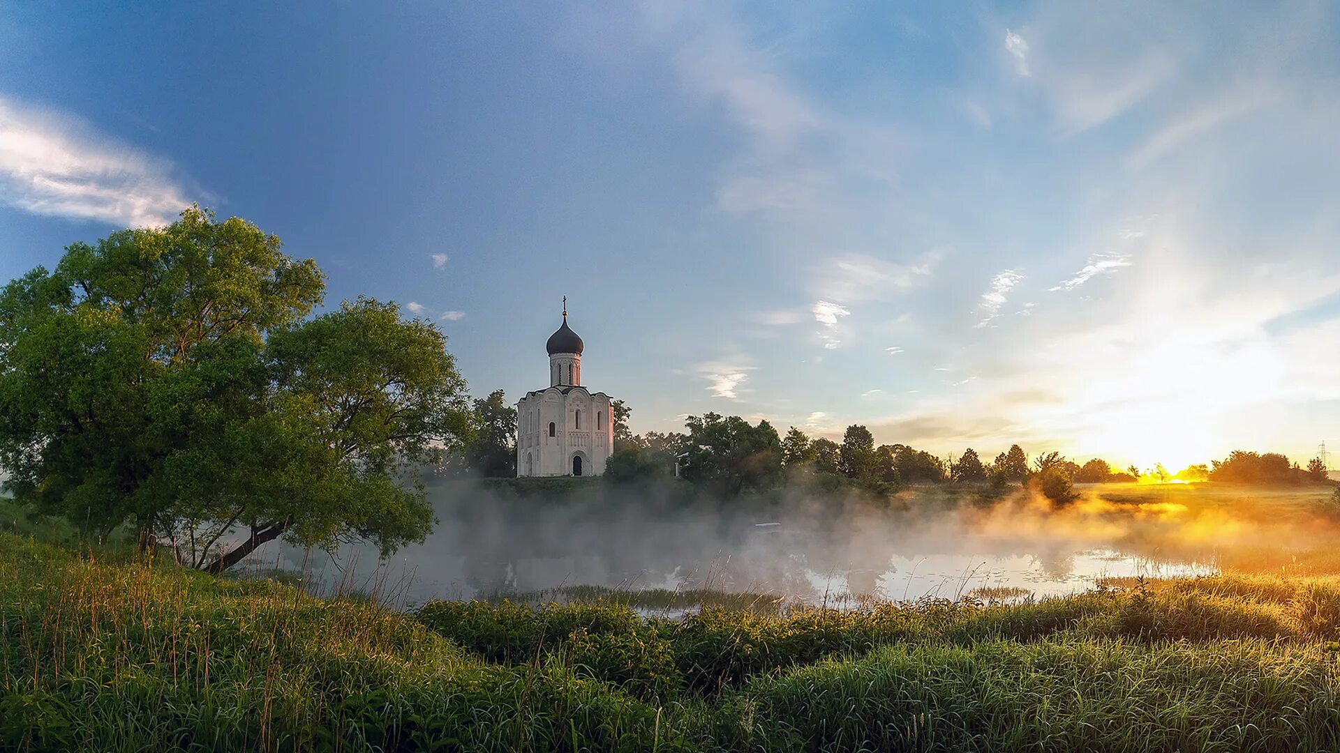 Вдали стали. Храм Покрова на Нерли. Храм Покрова на Нерли панорама. Маленькая Церковь в России на Полле. Можайск поле река Церковь.