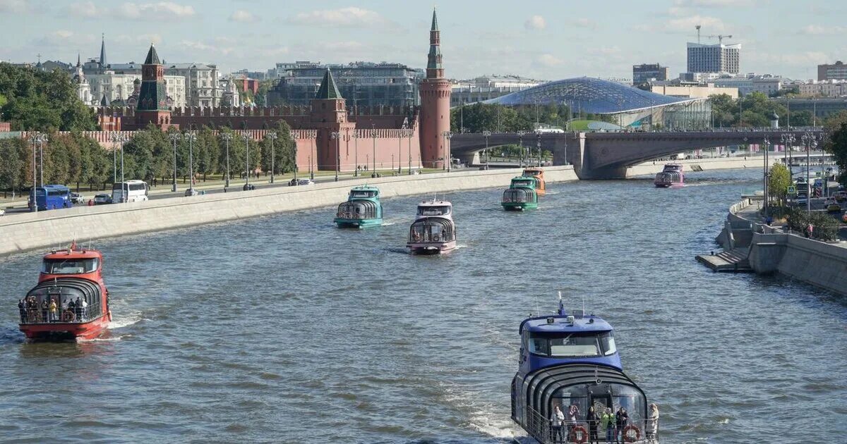 Теплоход москва река. Москва на москве реке ростов на дону. Море в москве. Москва речка. Корабль москва река руставели.