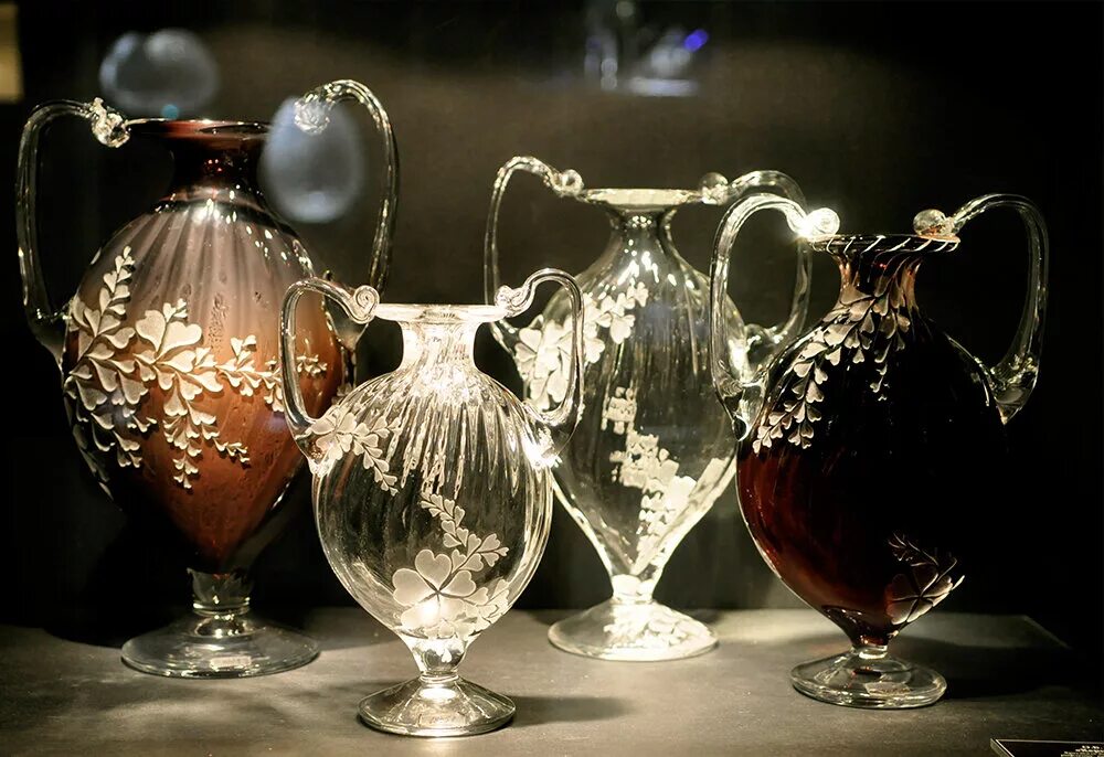 старинные стеклянные бутылки. эмиль галле вазы. стекло xx век. современное художественное стекло. антикварное стекло баккара эпохи модерна.