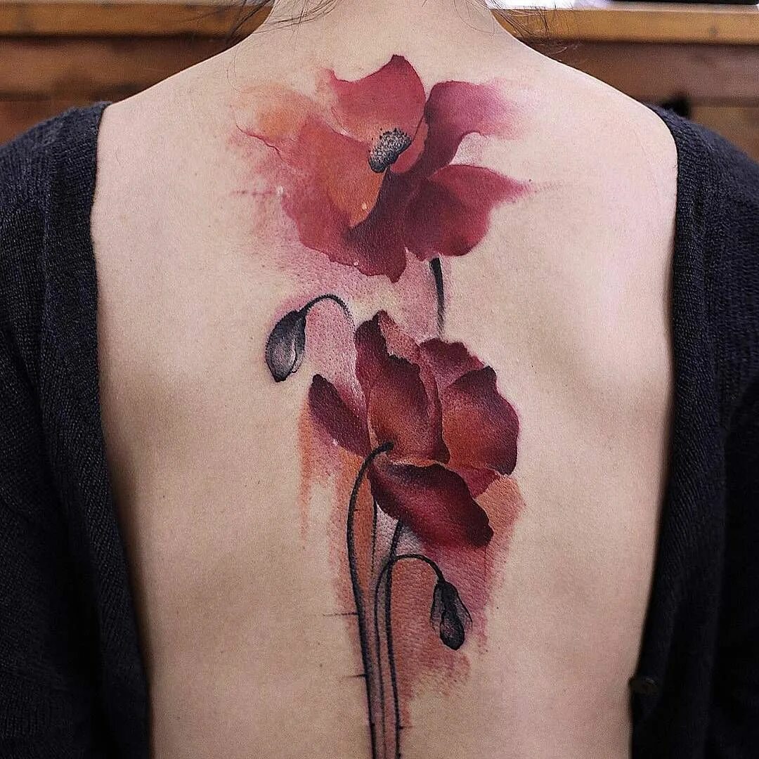 Красный мак тату. Тату цветы маки. Тату маки на руке. Мужская тату мак. Тату мастер девушка.