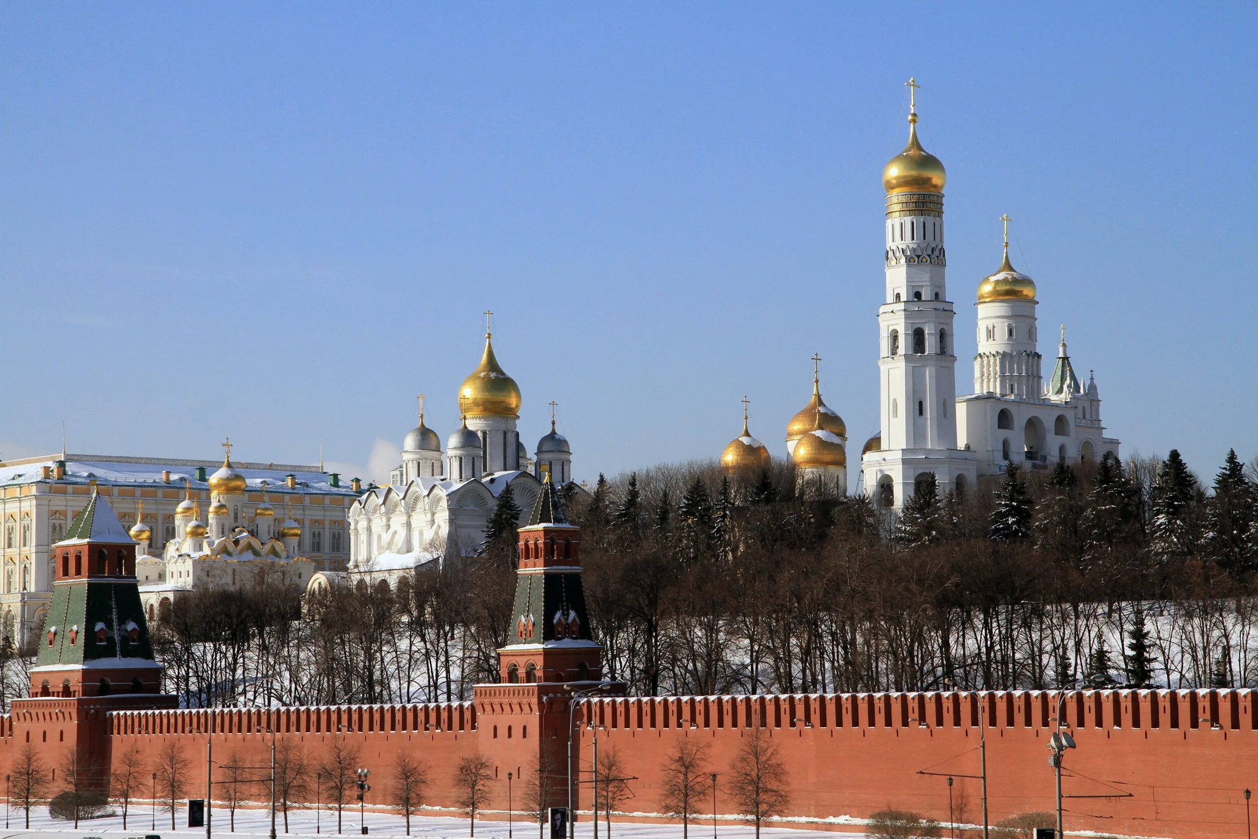 московский кремль. краснокирпичный кремль в москве. водовзводная башня московского кремля. огороженный кремль. московского кремля – тайницкая.