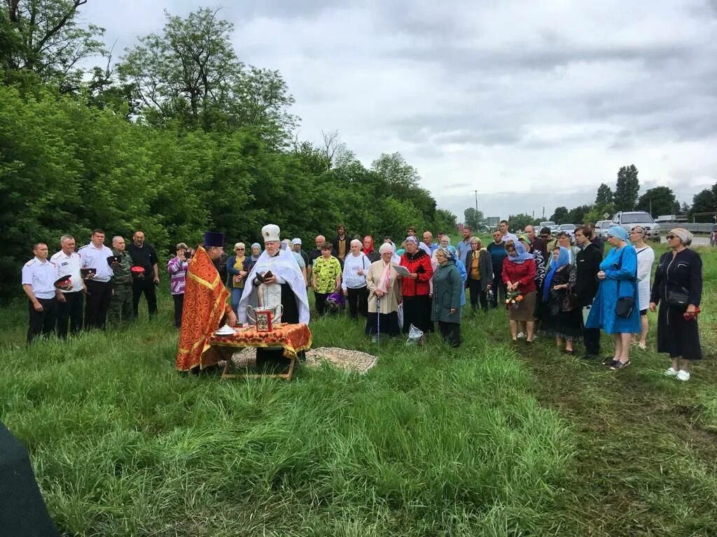 Свято-Покровская Церковь в станице Тамань. Старовеличковский поклонный крест. Поклонный крест Беслан. Казаки. Погода в курчанской на 10